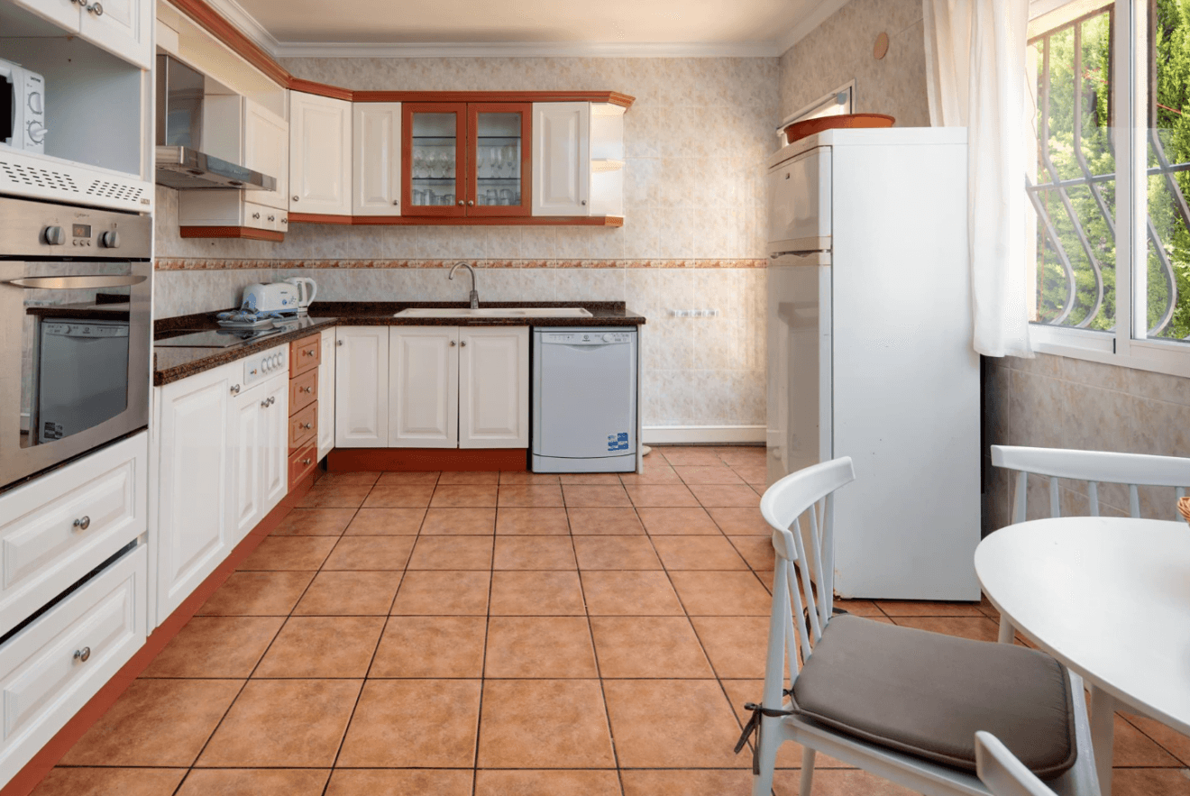 Cocina con rincón de comedor