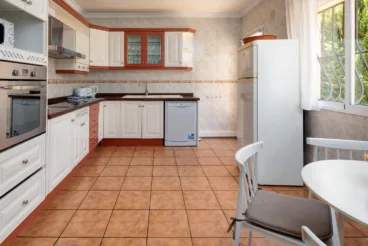 Cocina con rincón de comedor