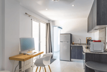 Cocina del apartamento independiente con zona de oficina
