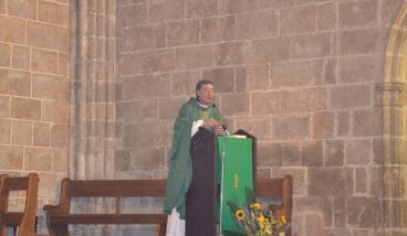 Don Salvador durante una eucaristía