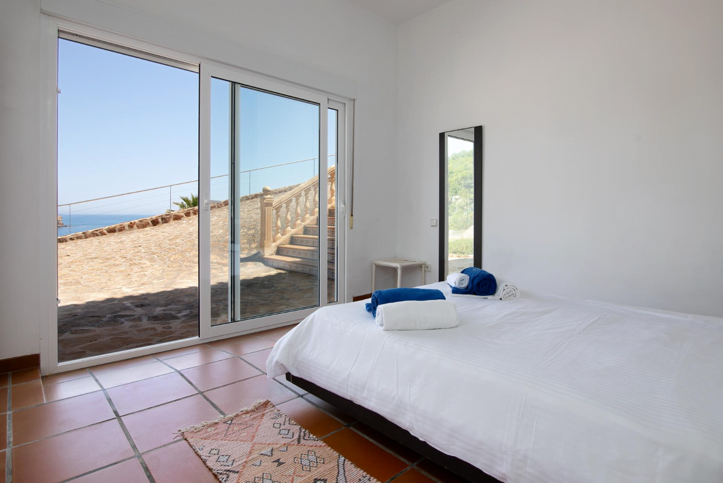 Dormitorio con acceso al exterior y vistas al mar