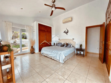 Dormitorio con armarios empotrados y acceso a la terraza