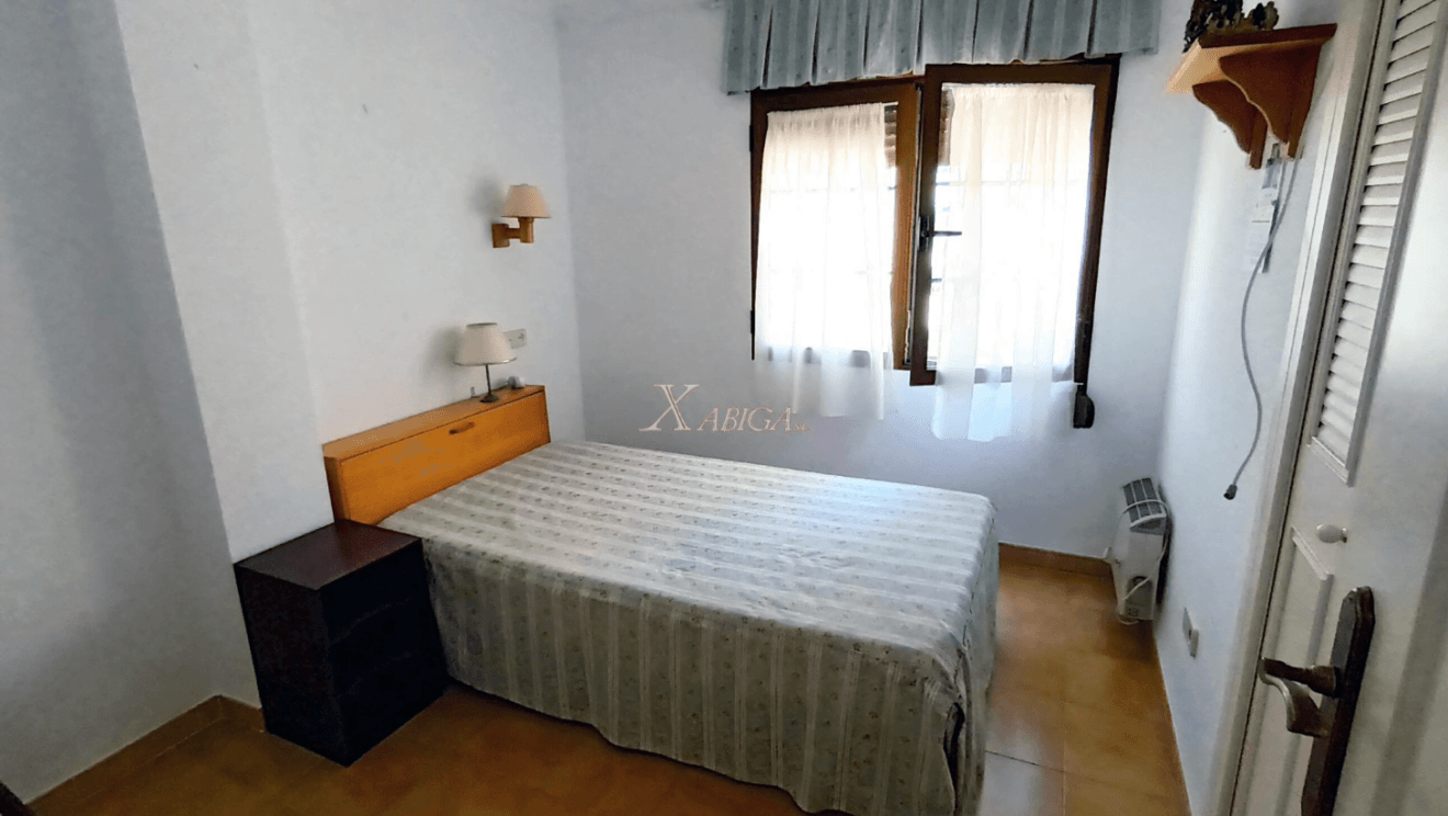 Dormitorio de la vivienda con armario empotrado