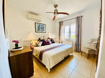 Dormitorio doble con aire acondicionado y armario empotrado