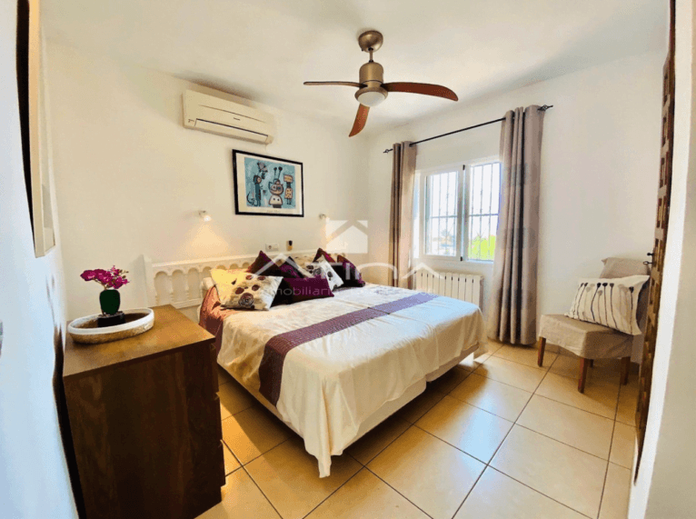 Dormitorio doble con aire acondicionado y armario empotrado