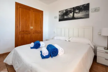 Dormitorio doble con armario empotrado