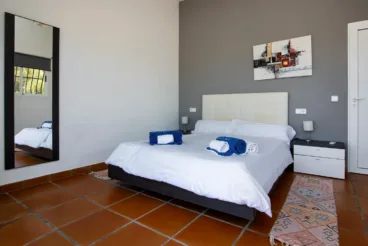 Dormitorio doble con cama de matrimonio
