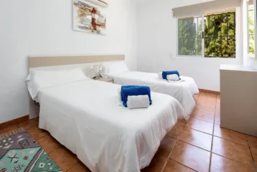 Dormitorio doble con dos camas individuales