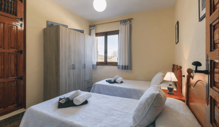 Dormitorio doble con dos camas individuales