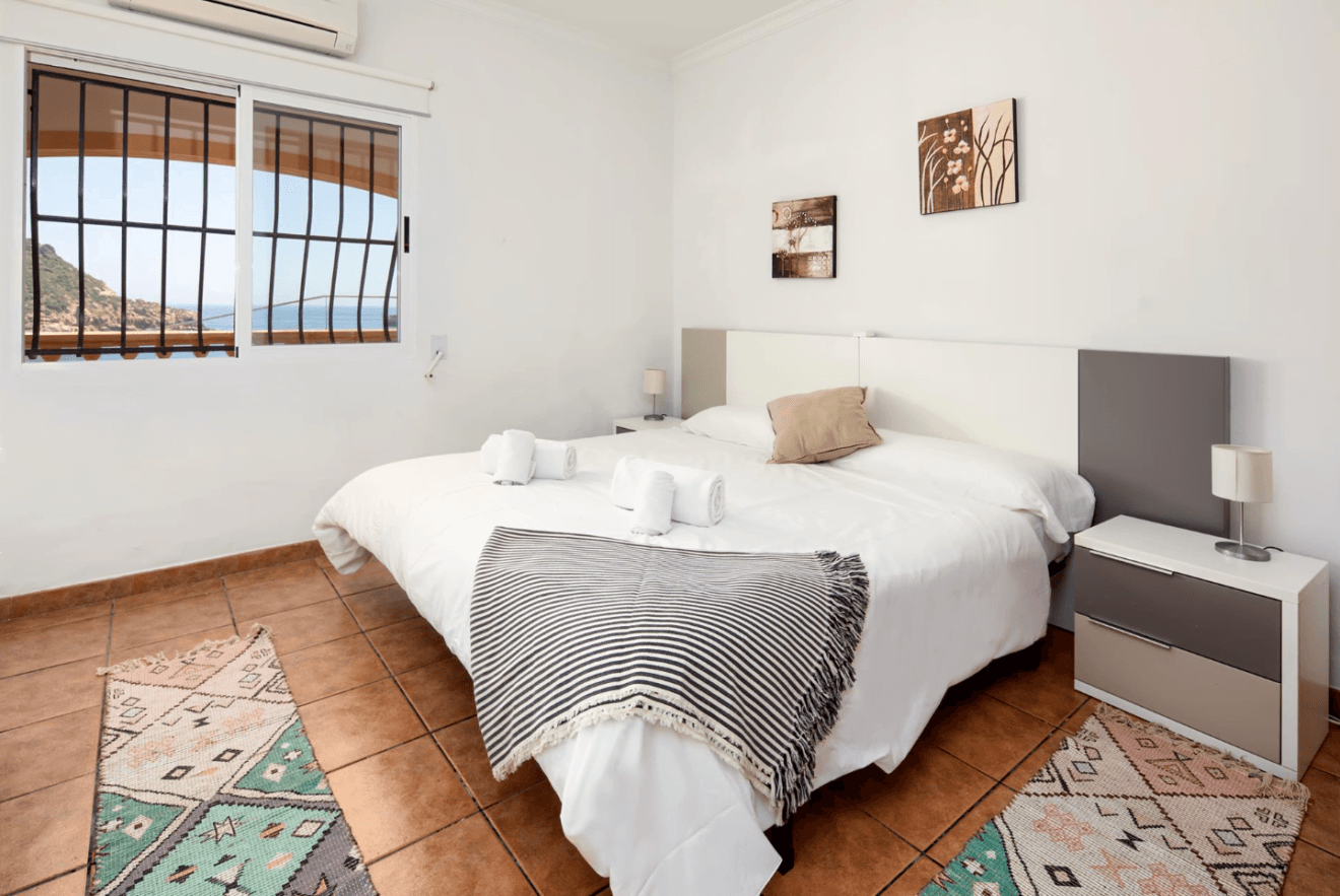 Dormitorio doble con vistas al mar