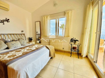 Dormitorio muy luminoso con acceso a la terraza