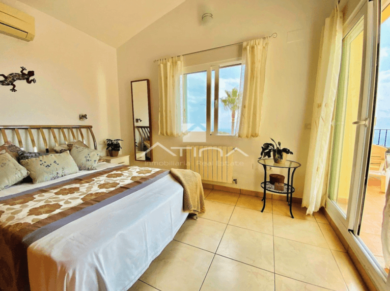 Dormitorio muy luminoso con acceso a la terraza