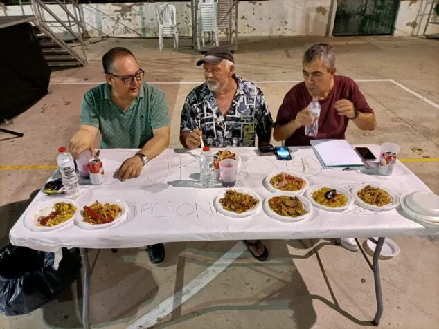 Imagen: El jurado degustando los platos