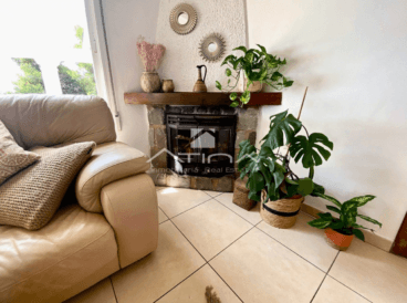 El salón cuenta con una chimenea acristalada