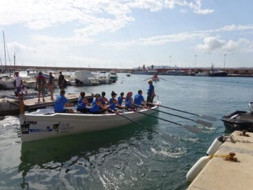 Equipo de Remo del CN Jávea saliendo al mar el día de la jornada