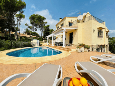 Exterior de la villa con piscina