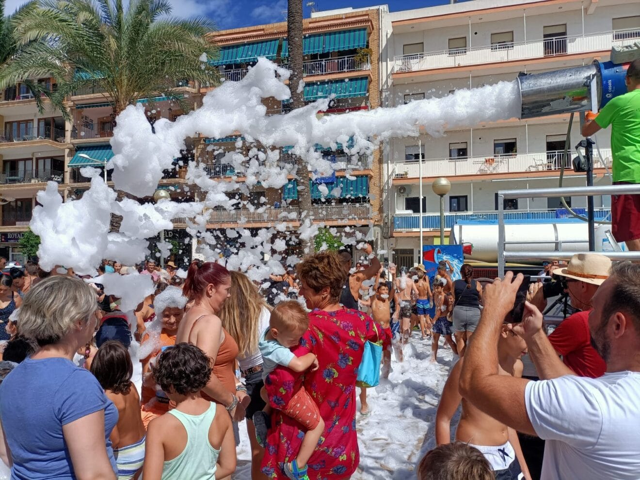 Fiesta de la espuma en el día del niño