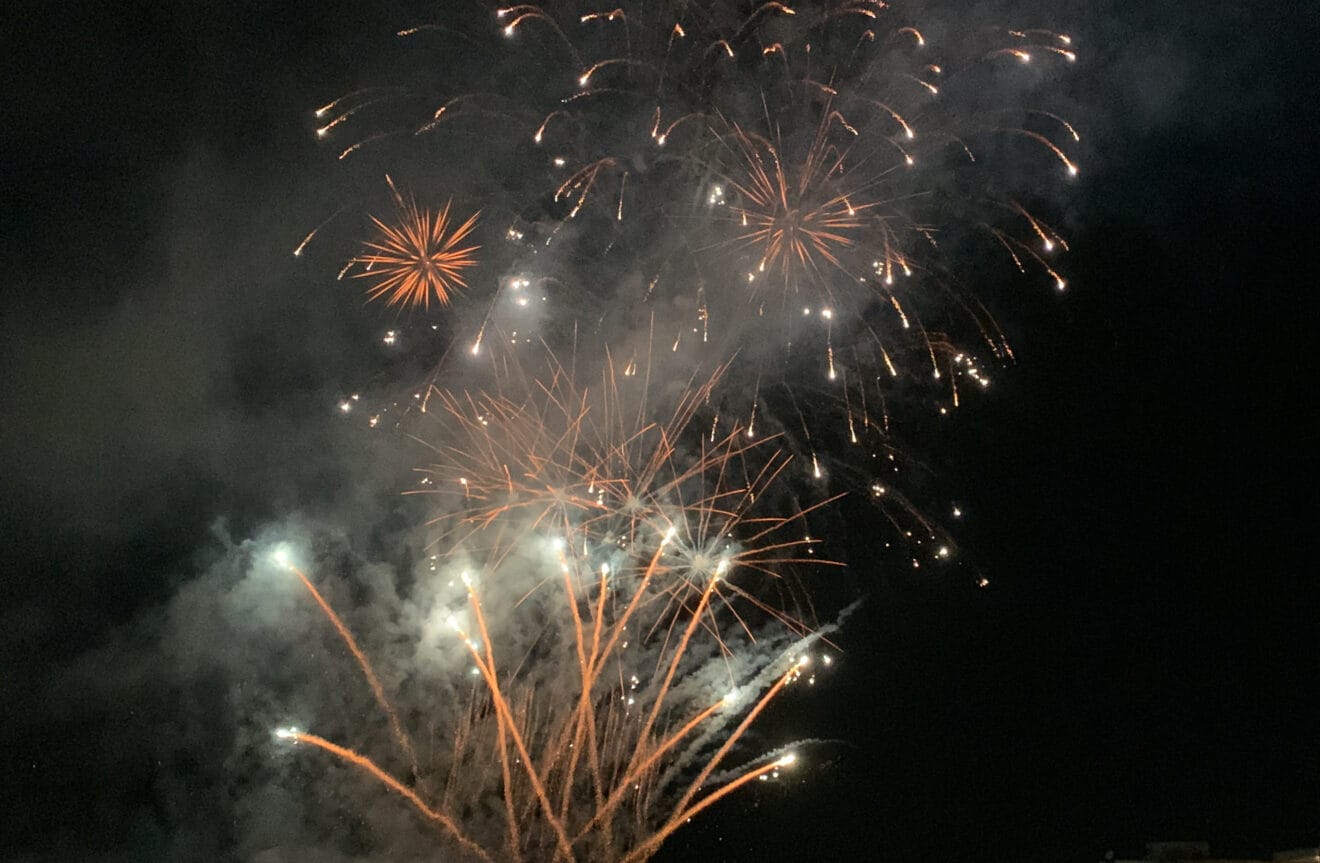 Fuegos artificiales (foto de archivo)