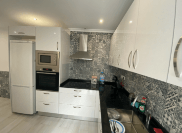 La cocina de la vivienda está totalmente reformada y equipada