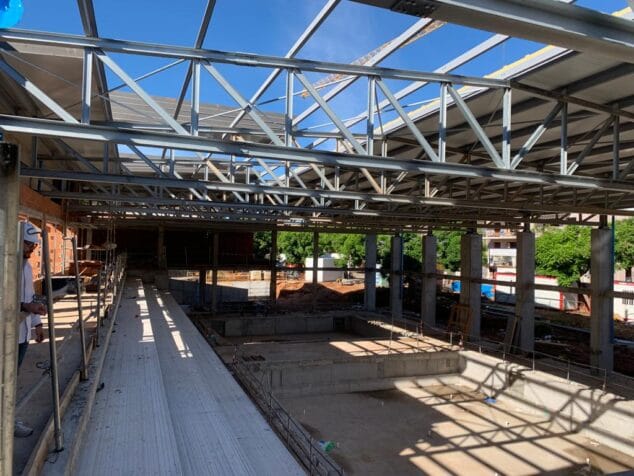 Imagen: Los dos vasos de la piscina municipal en construcción