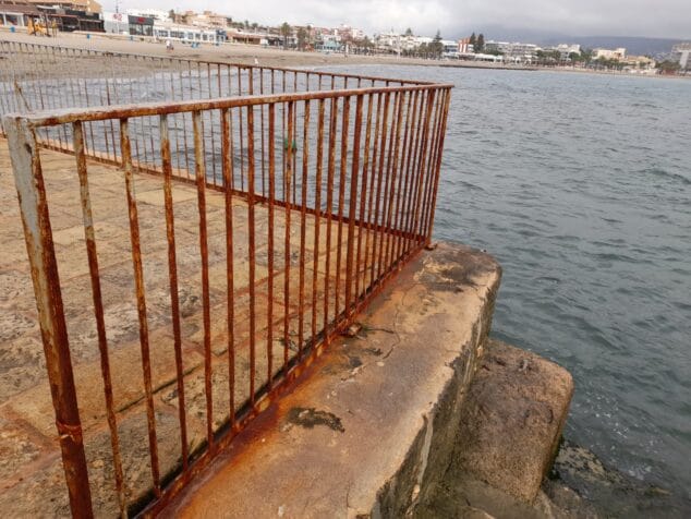 Imagen: Mal estado de la barandilla de la Punta del Arenal