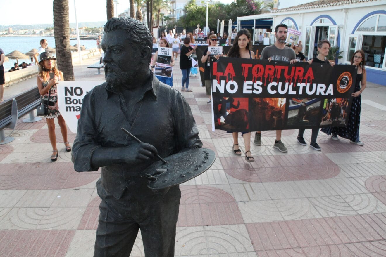 La manifestación antitaurina en el paseo marítimo de Xàbia