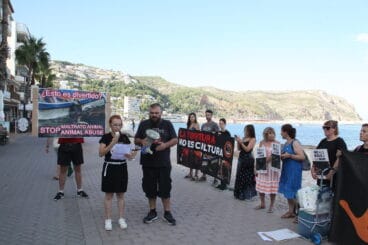 Lectura del manifiesto en la concentración antitaurina de Xàbia