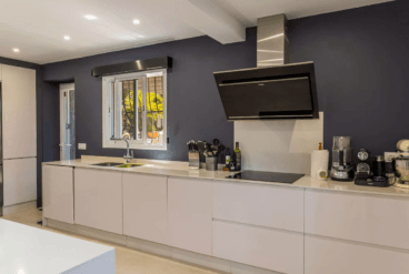 Moderna cocina completamente equipada