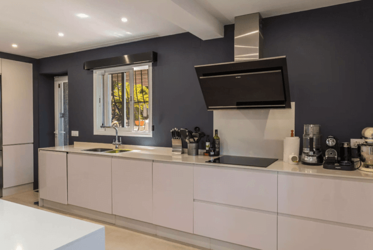 Moderna cocina completamente equipada