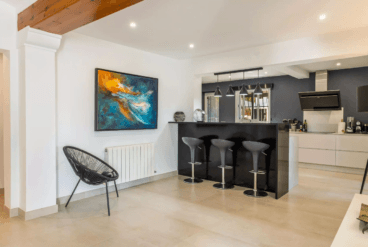 Moderna cocina con barra americana abierta al comedor