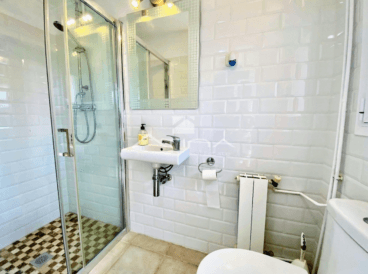 Moderno baño alicatado en blanco