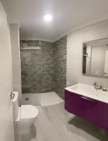 Moderno baño reformado y equipado con ducha