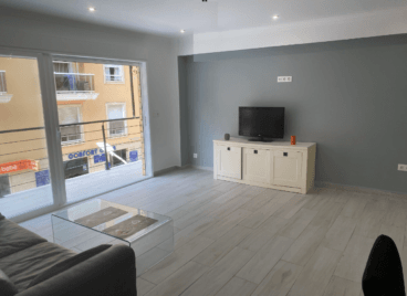 Moderno salón del apartamento reformado