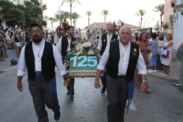 Imatge: La Comissió de festes mostra el 125è aniversari a l'ofrena de flors a la Verge de Loreto 2022