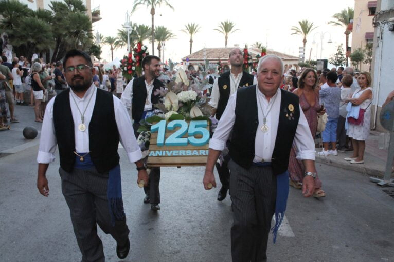 La Comisión de fiestas muestra el 125 aniversario en la ofrenda de flores a la Virgen de Loreto 2022