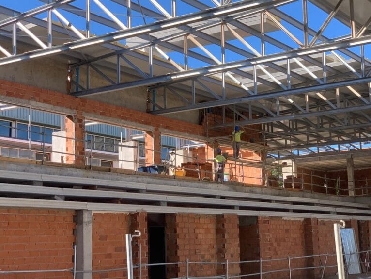 Operarios trabajando en el techado de la piscina municipal de Xàbia