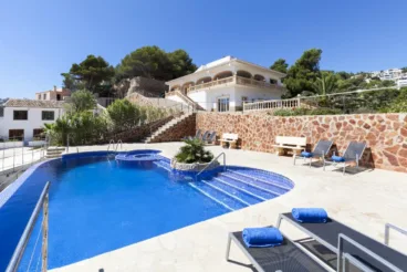Piscina de la vivienda con tumbonas para tomar el sol