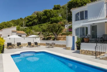 Piscina de la vivienda con tumbonas perfectas para tomar el sol
