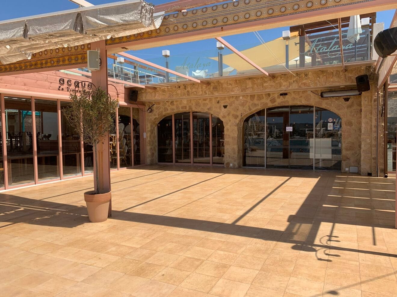 Precinto en el restaurante Acqua