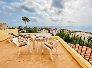 Relájate en la terraza con vistas al mar