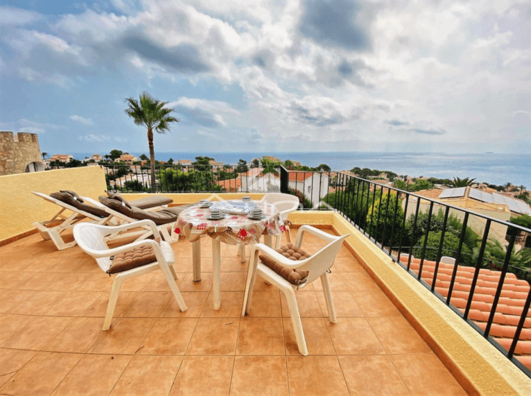 Relájate en la terraza con vistas al mar