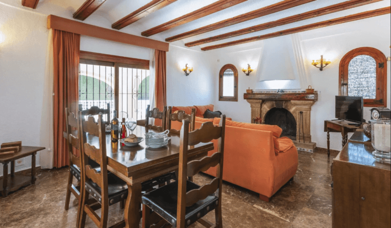 Salón-comedor con chimenea