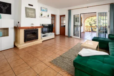 Salón con chimenea y acceso a la terraza