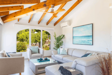 Salón de la vivienda de concepto abierto con aire acondicionado