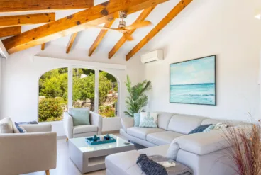 Salón de la vivienda de concepto abierto con aire acondicionado