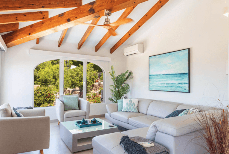 Salón de la vivienda de concepto abierto con aire acondicionado