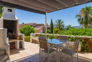 Terraza con comedor y zona de barbacoa con vistas al valle