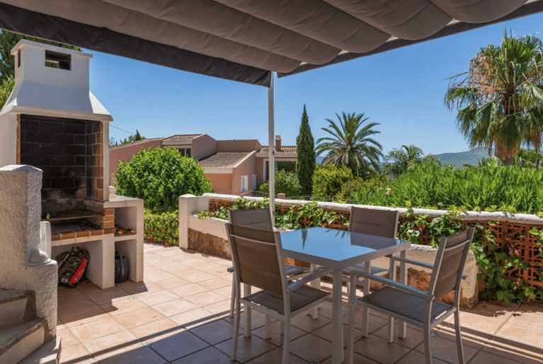 Terraza con comedor y zona de barbacoa con vistas al valle