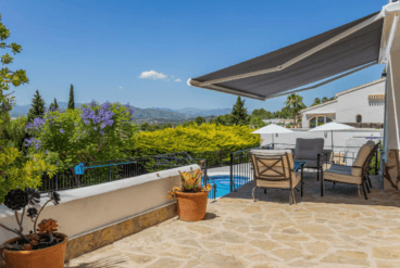 Terraza con toldo perfecta para relajarte