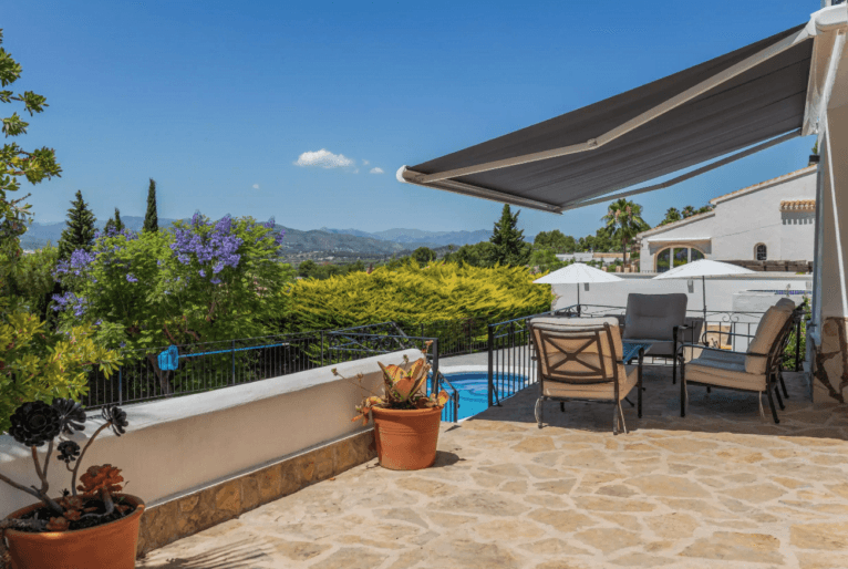 Terraza con toldo perfecta para relajarte